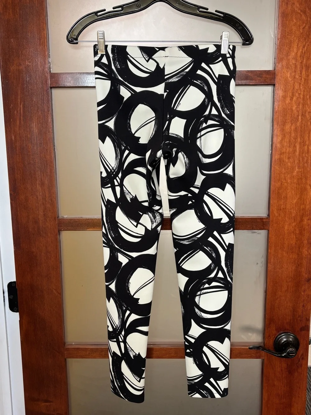 SHAN Black & White Circular Print Cropped Leggings